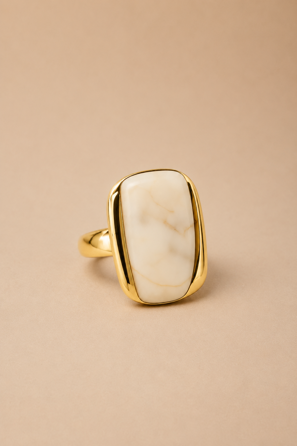 Anillo Eterna de acero dorado con piedra de vetas naturales, diseño ajustable, crema