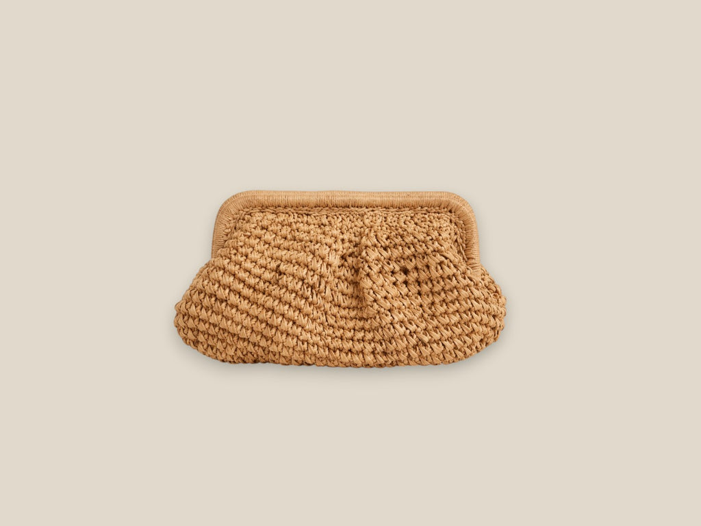 Bolso Bali de rafia trenzada a mano en tono beige natural, cierre de boquilla rígida, sobre fondo blanco