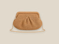 Bolso Bali de rafia trenzada a mano en tono beige natural, con asa de cadena metálica dorada, sobre fondo blanco
