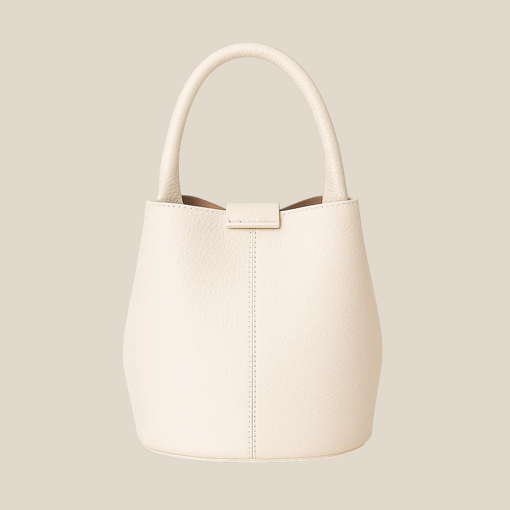 Bolso Bombonera Valeria de piel granulada en color blanco roto con doble cierre, vista frontal