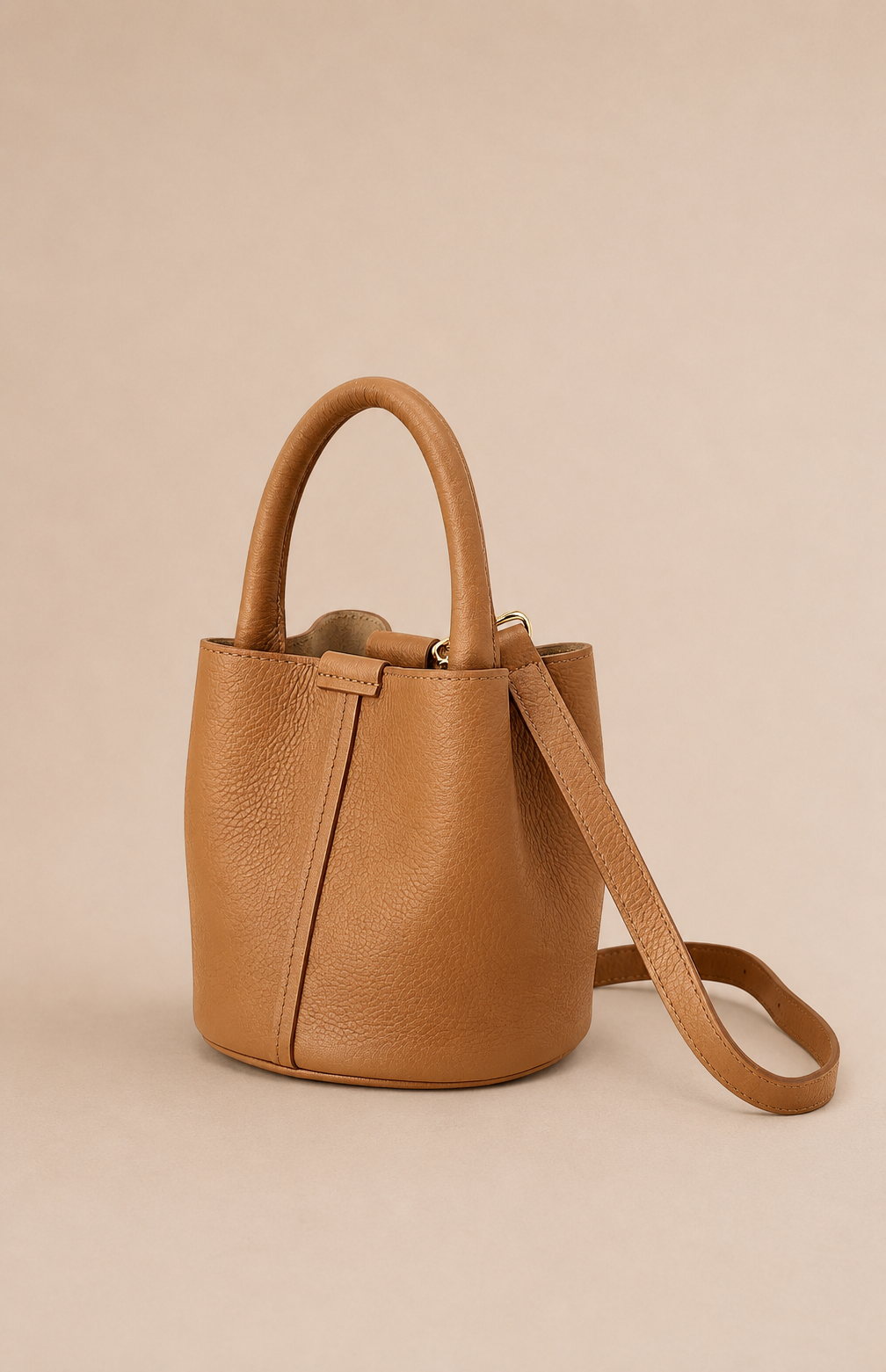 Bolso Bombonera Valeria de piel granulada en color camel con doble cierre, 