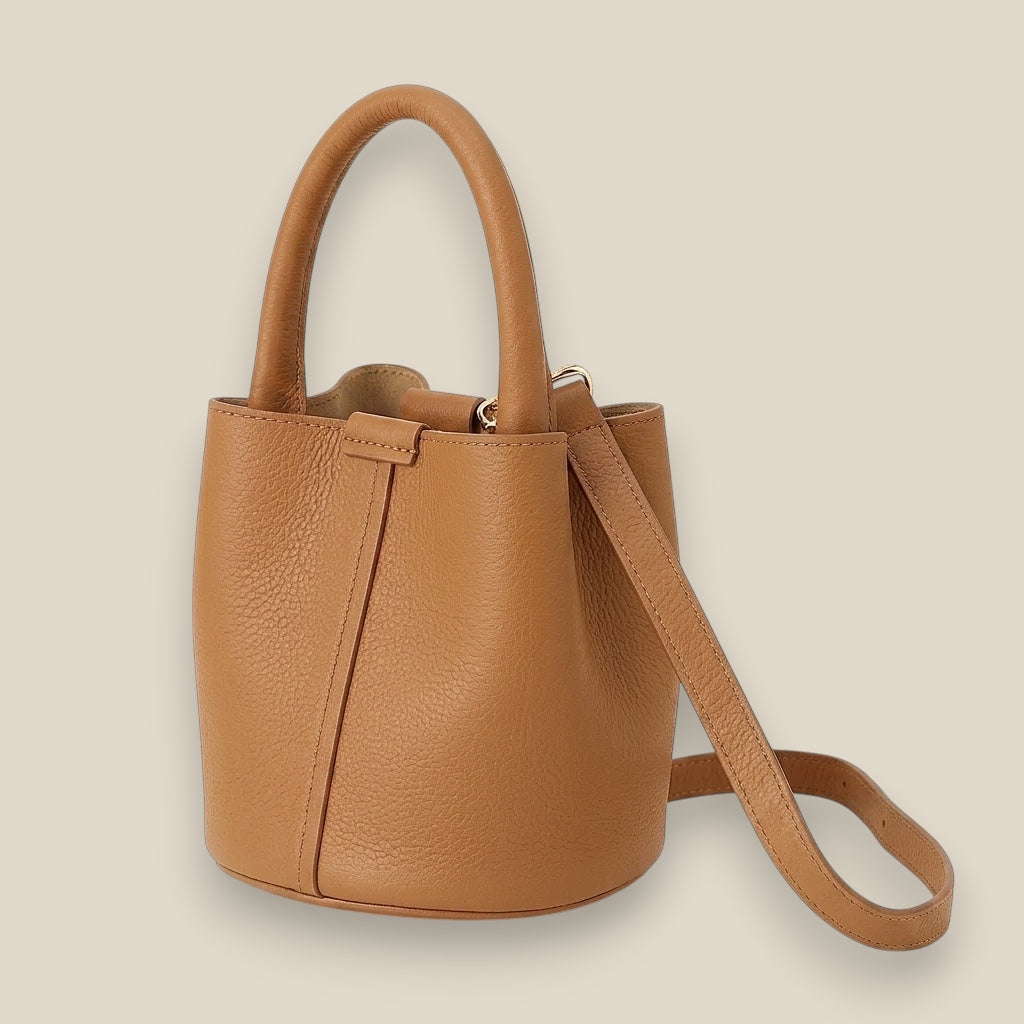 Bolso Bombonera Valeria de piel granulada en color camel con doble cierre, vista frontal