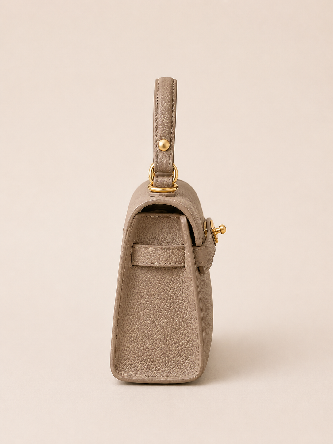 Bolso Kelly beige de piel con correa larga ajustable y extraíble, vista lateral