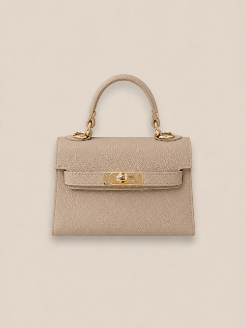 Bolso Kelly beige de piel estructurado con asa corta y detalles metálicos dorados, vista frontal