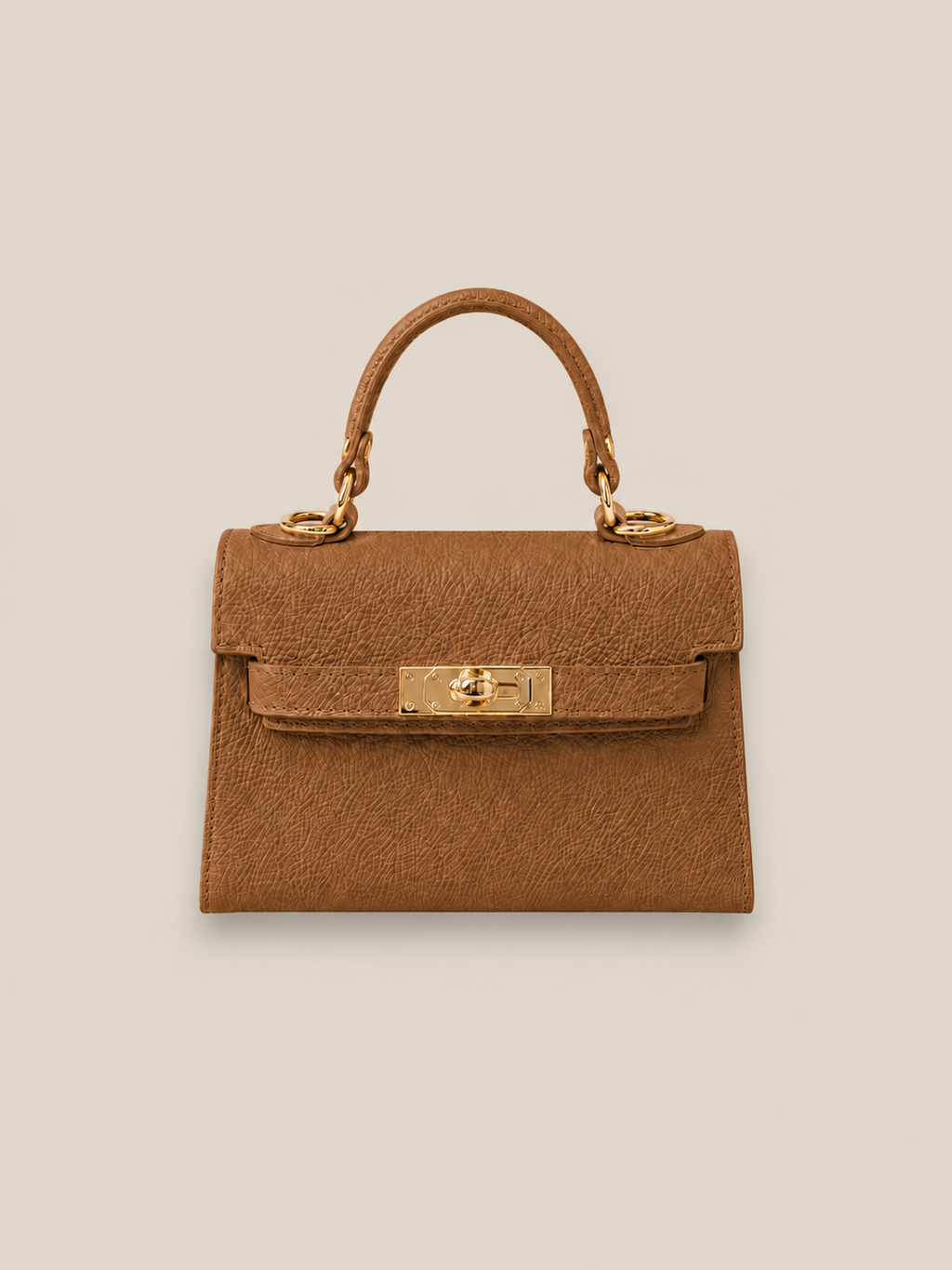 Bolso Kelly camel de piel estructurado con asa corta y detalles metálicos dorados, vista frontal