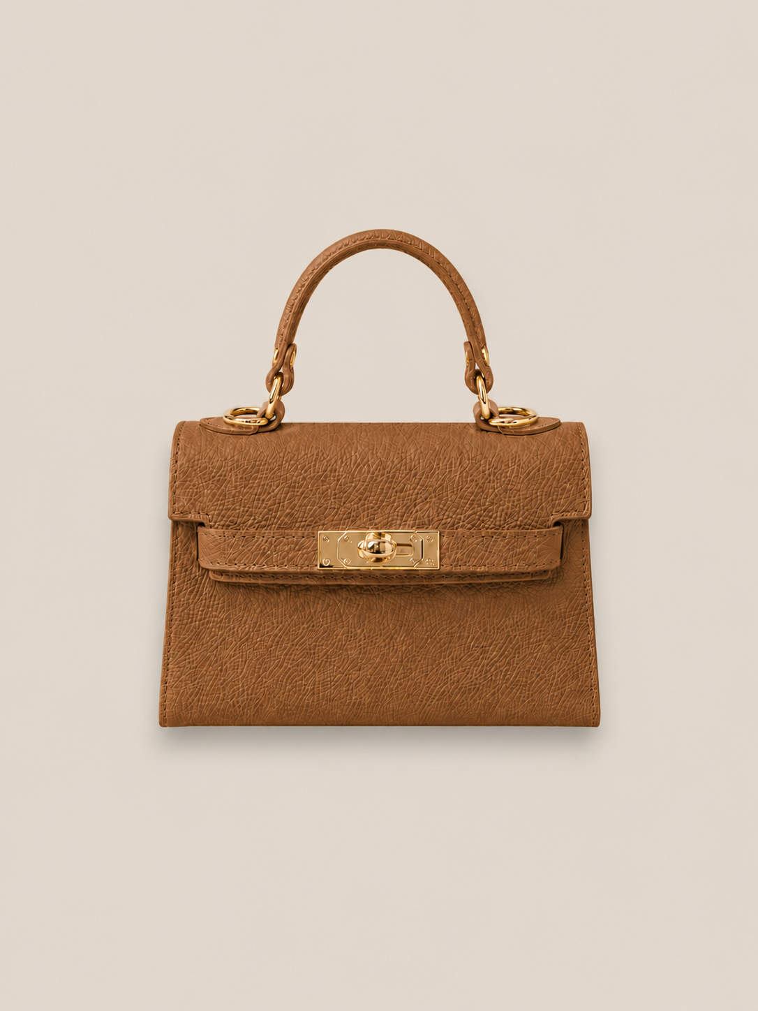 Bolso Kelly camel de piel estructurado con asa corta y detalles metálicos dorados, vista frontal
