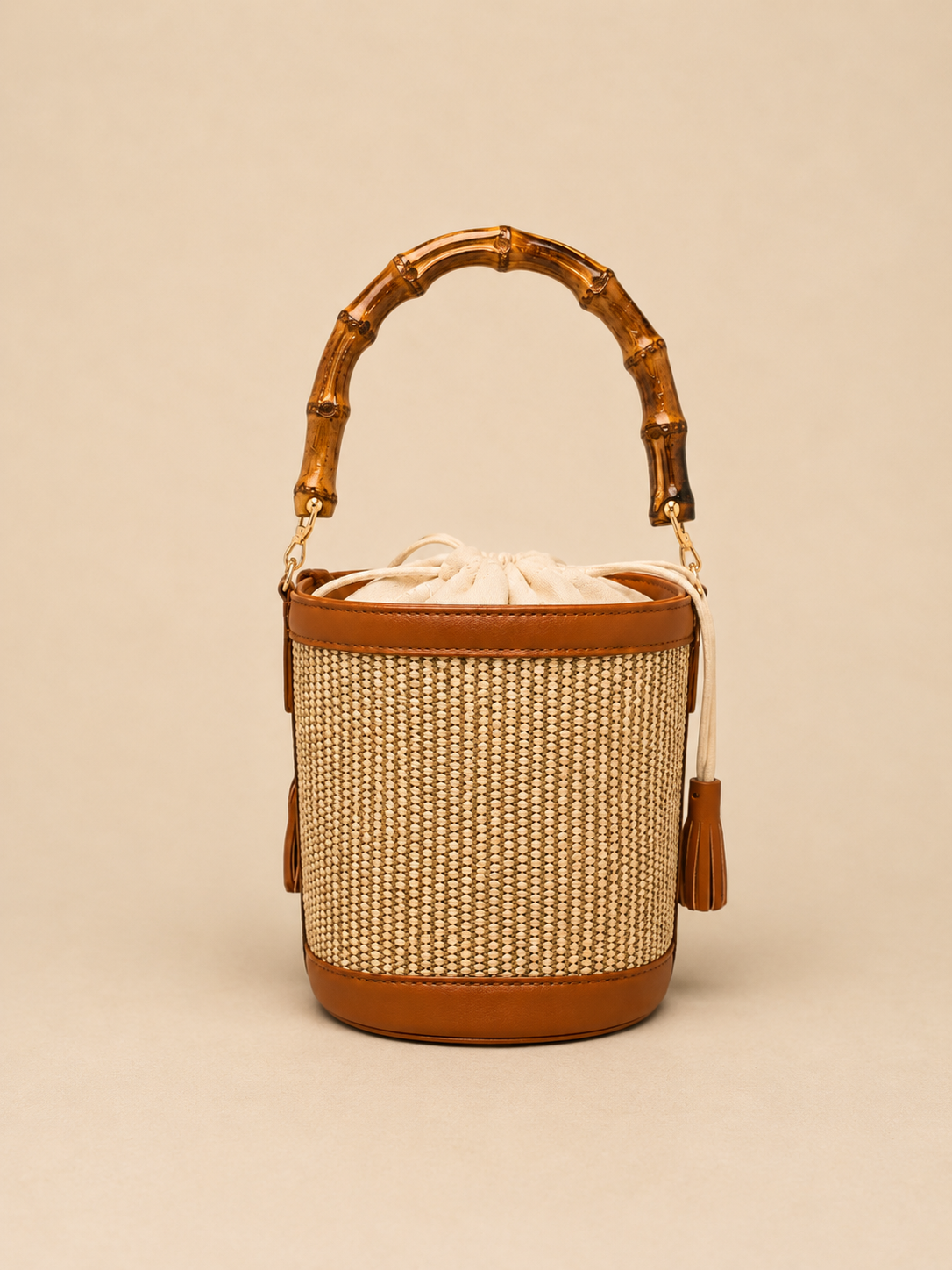 Bolso bucket artesanal con asa efecto bambú y detalle