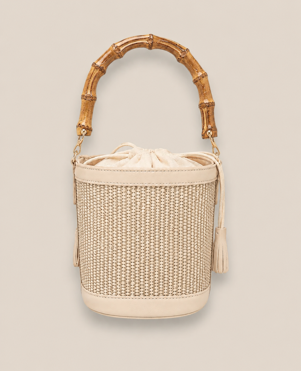 Bolso bucket artesanal con asa efecto bambú y detalles en tono  beige