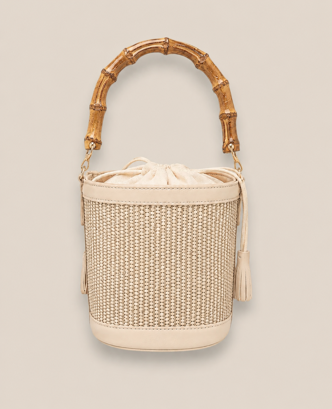 Bolso bucket artesanal con asa efecto bambú y detalles en tono  beige