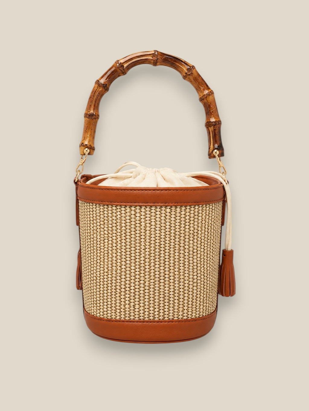 Bolso bucket artesanal con asa efecto bambú y detalles en tono cuero