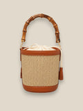 Bolso bucket artesanal con asa efecto bambú y detalles en tono cuero