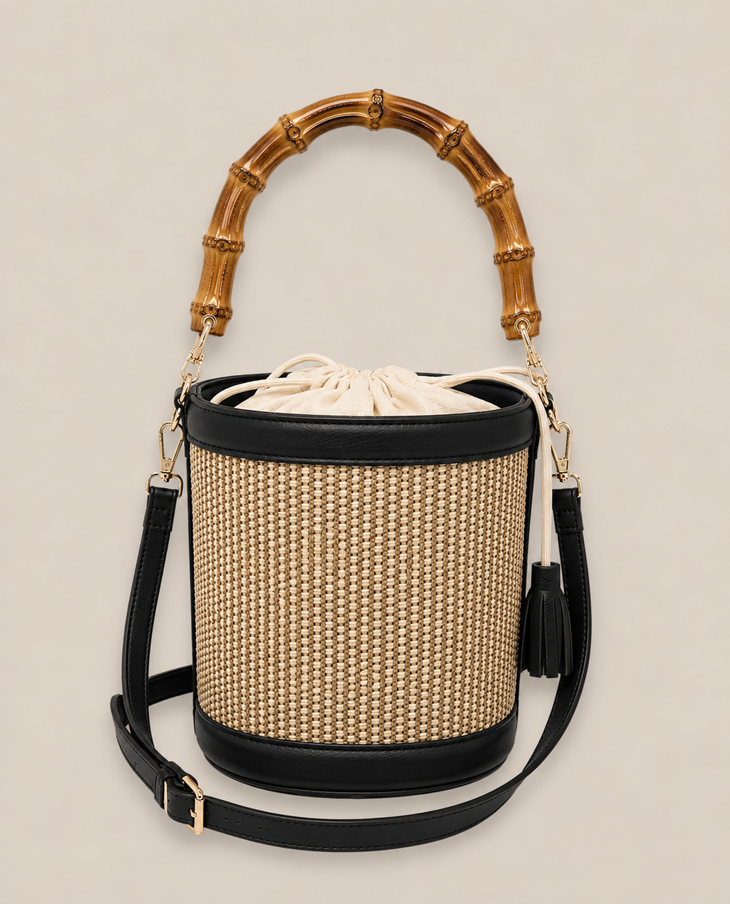 Bolso bucket artesanal con asa efecto bambú y detalles en tono  negro