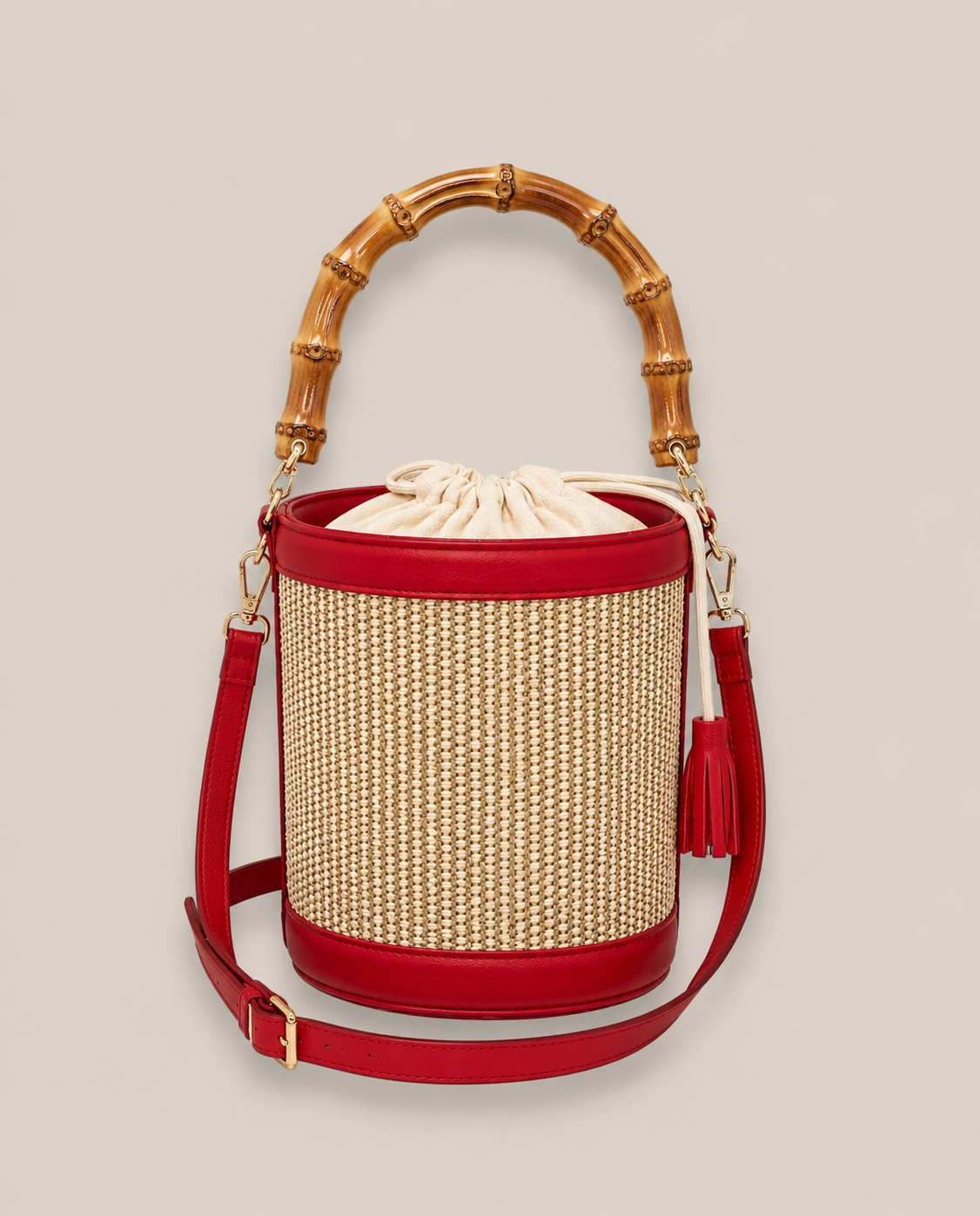 Bolso bucket artesanal con asa efecto bambú y detalles en tono  rojo
