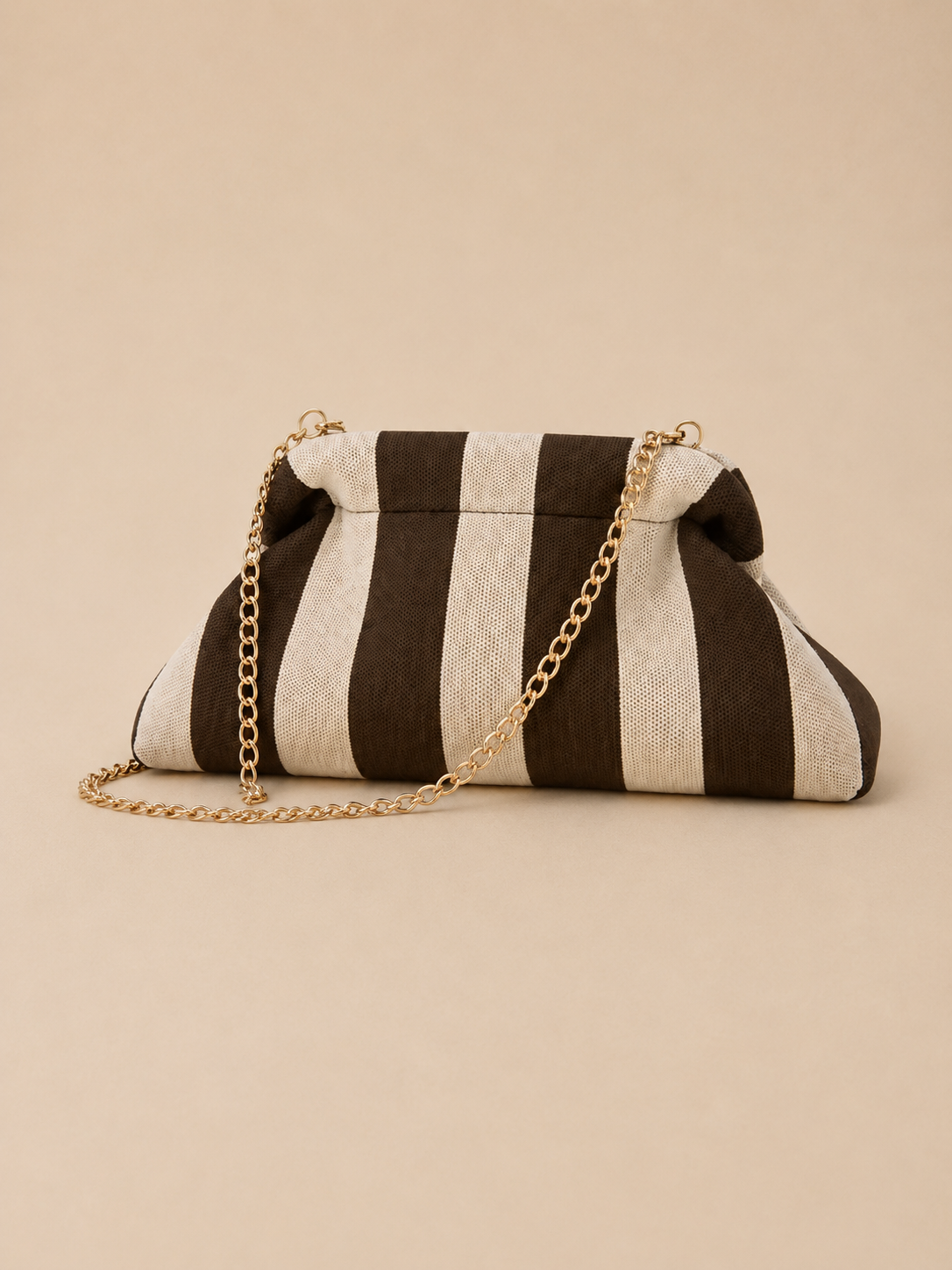 Bolso clutch rayas marrón y amarillo con cadena dorada 