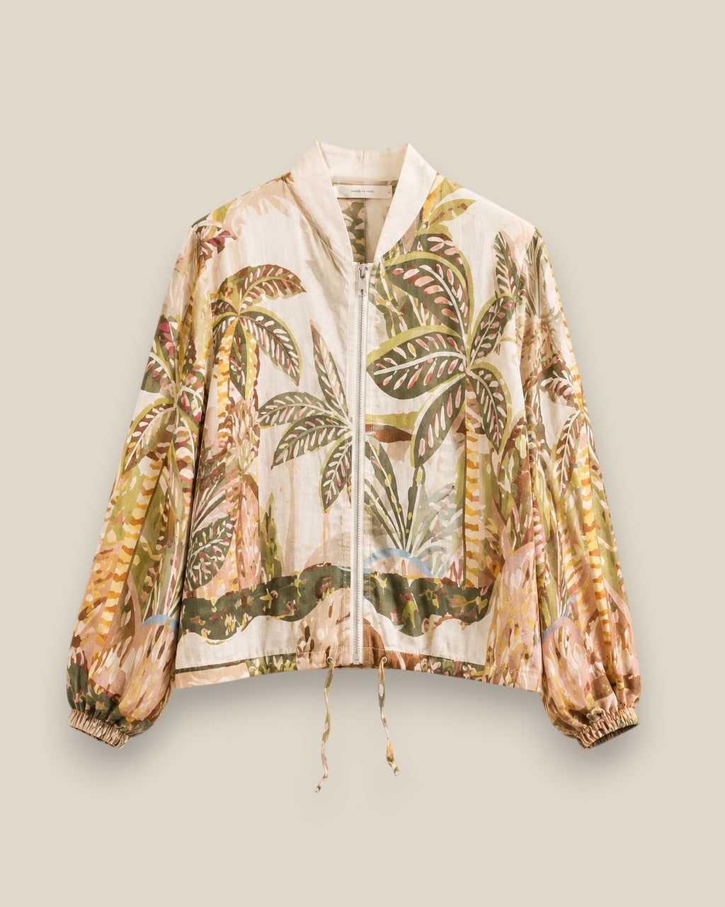 Bomber Oasis de Quiérete Muxo en estampado tropical de palmeras, tonos verde y marron sobre base crudo.