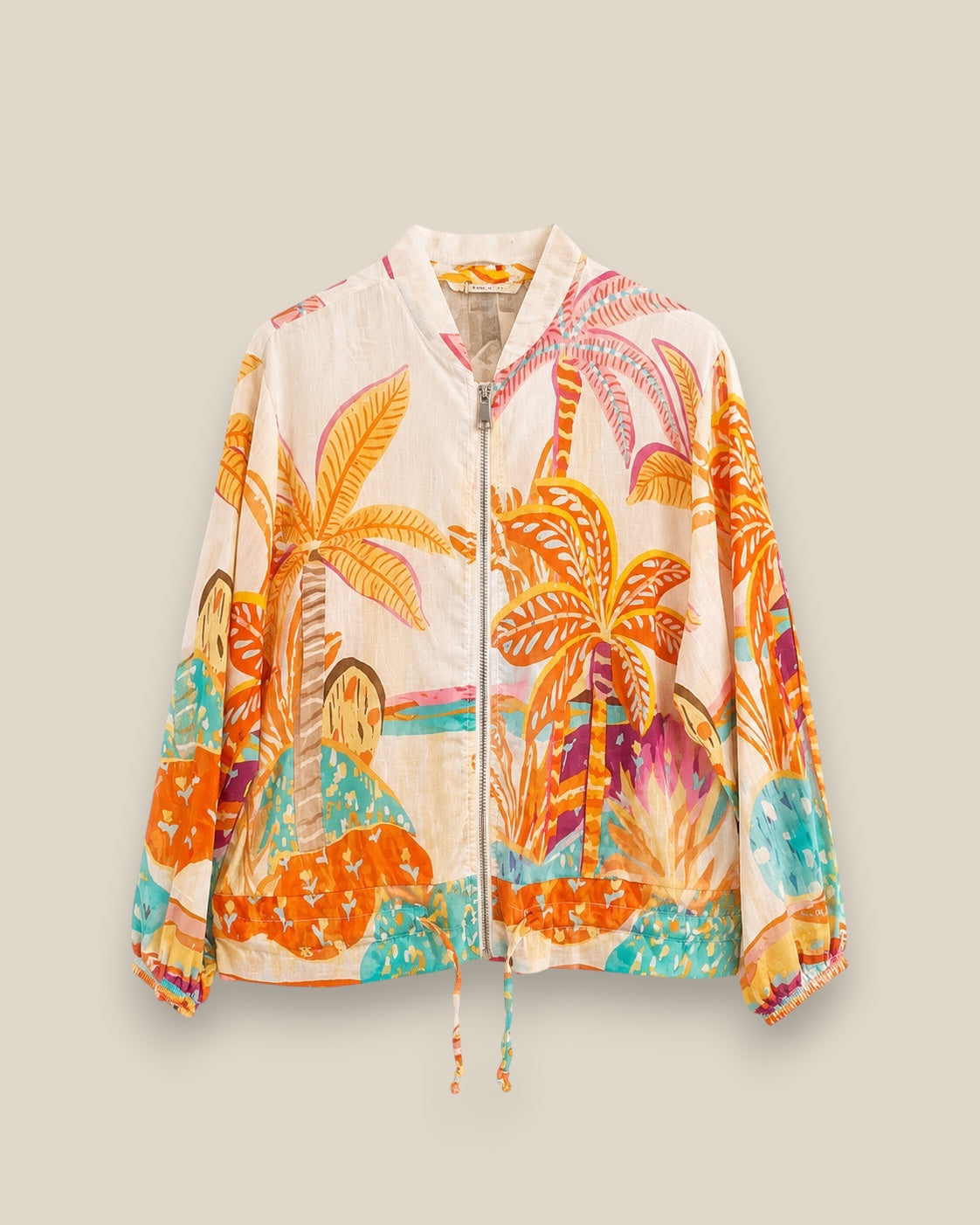 Bomber Oasis de Quiérete Muxo en estampado tropical de palmeras, tonos naranja y rosa sobre base crudo.