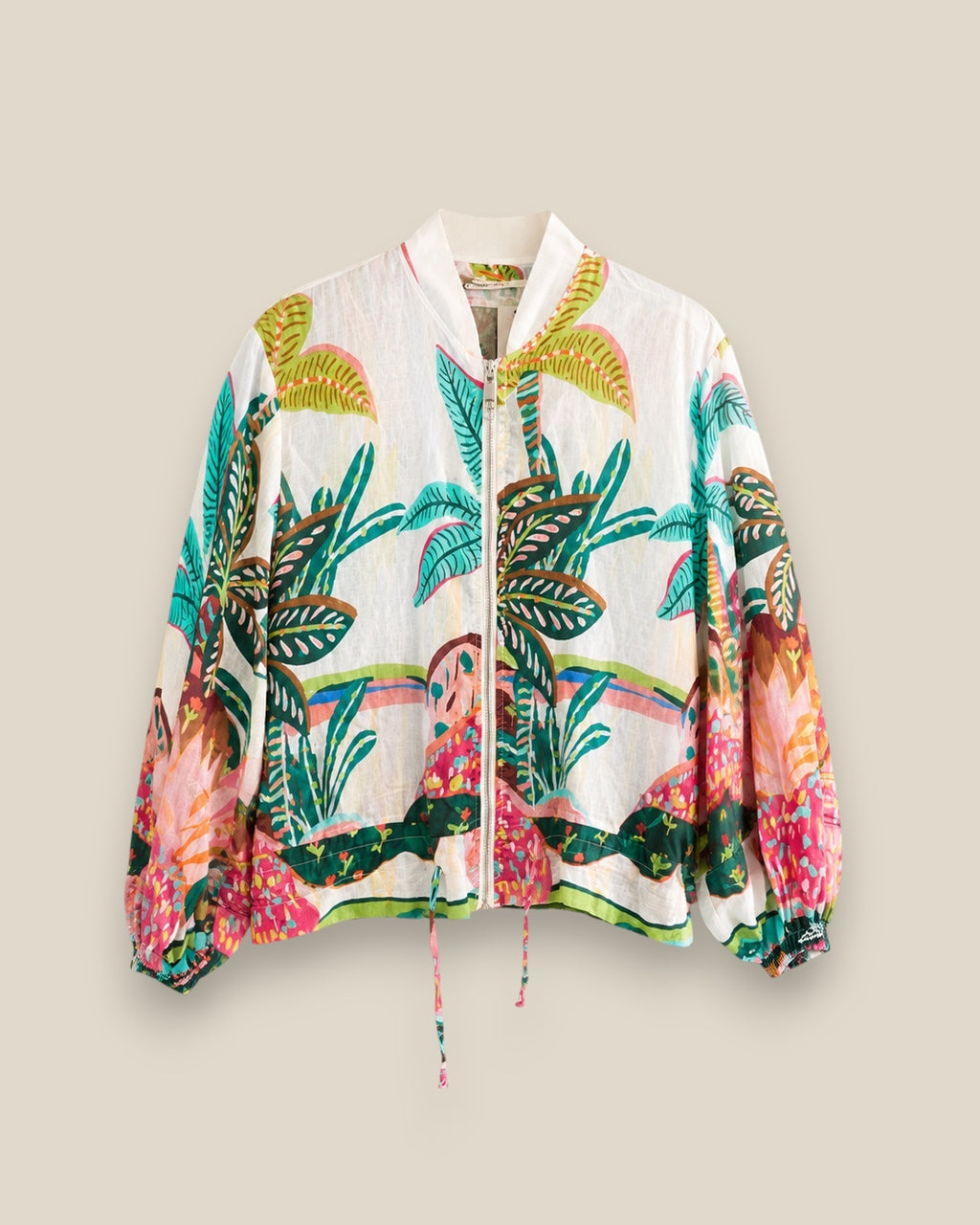 Bomber Oasis de Quiérete Muxo en estampado tropical de palmeras, tonos verde y rosa sobre base crudo.