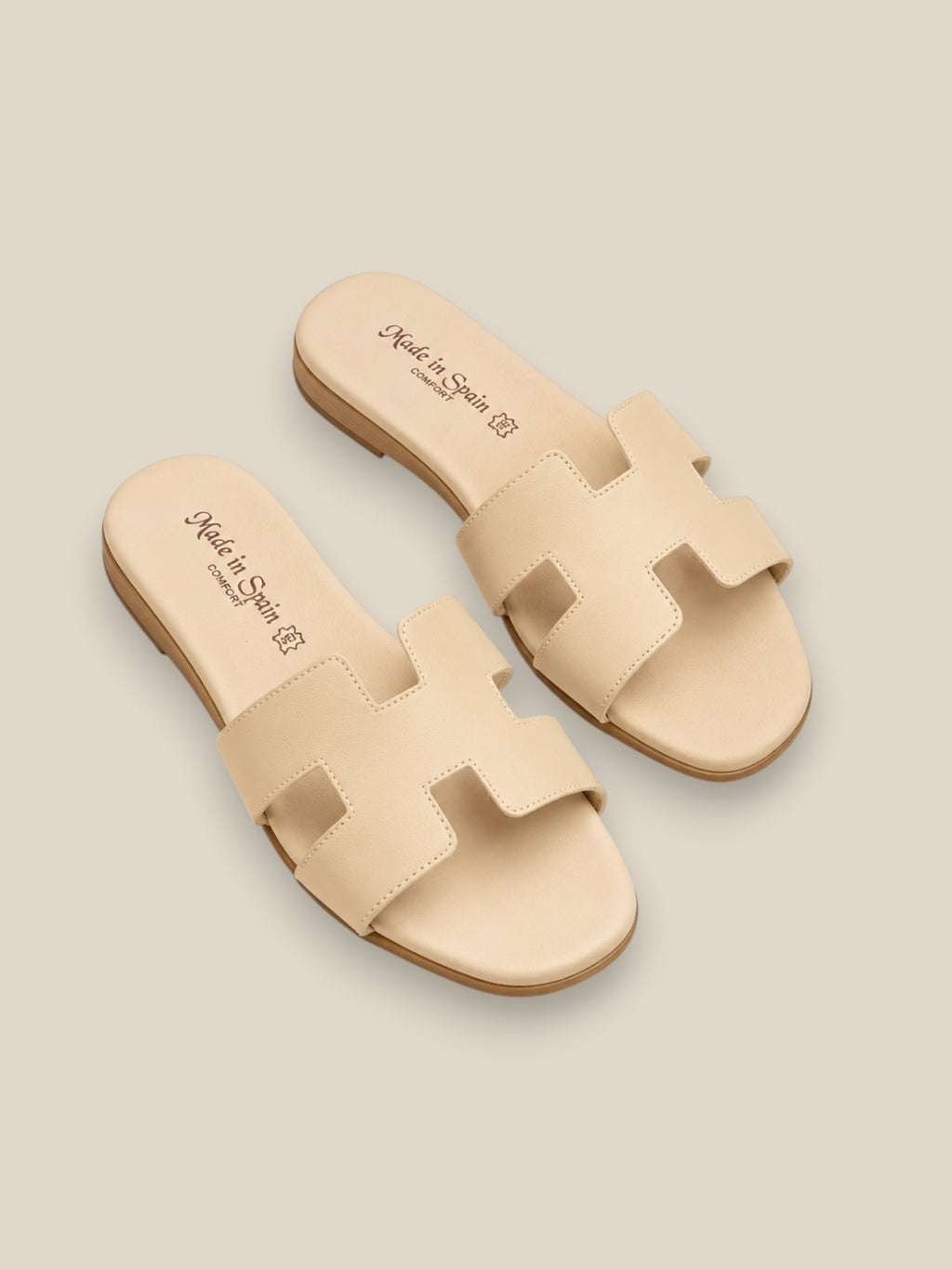 Sandalia Esenzia de piel beige clara, fabricada en España