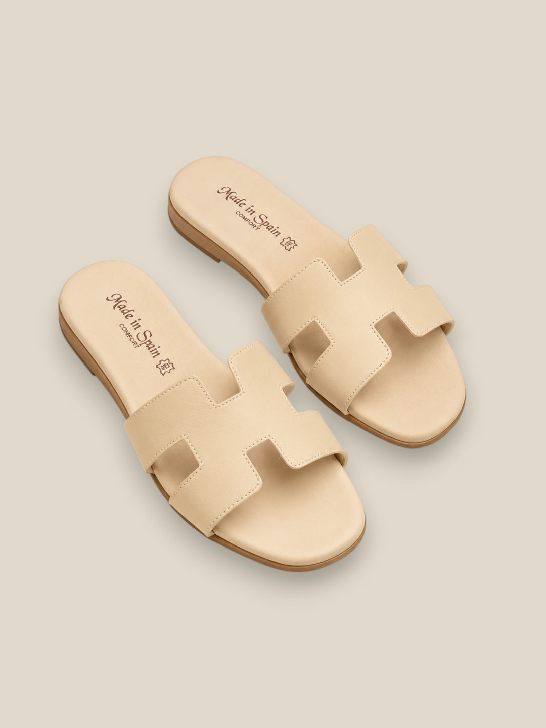 Sandalia Esenzia de piel beige clara, fabricada en España