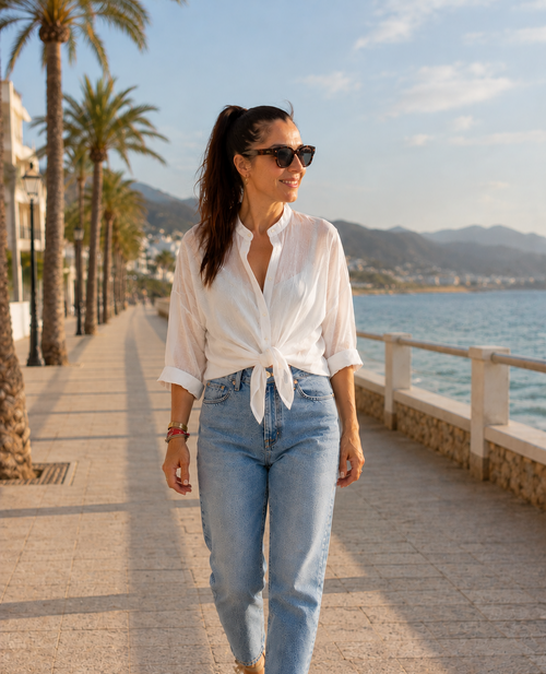 Camisa blanca semitransparente, ligera y fluida, perfecta para crear looks desenfadados 