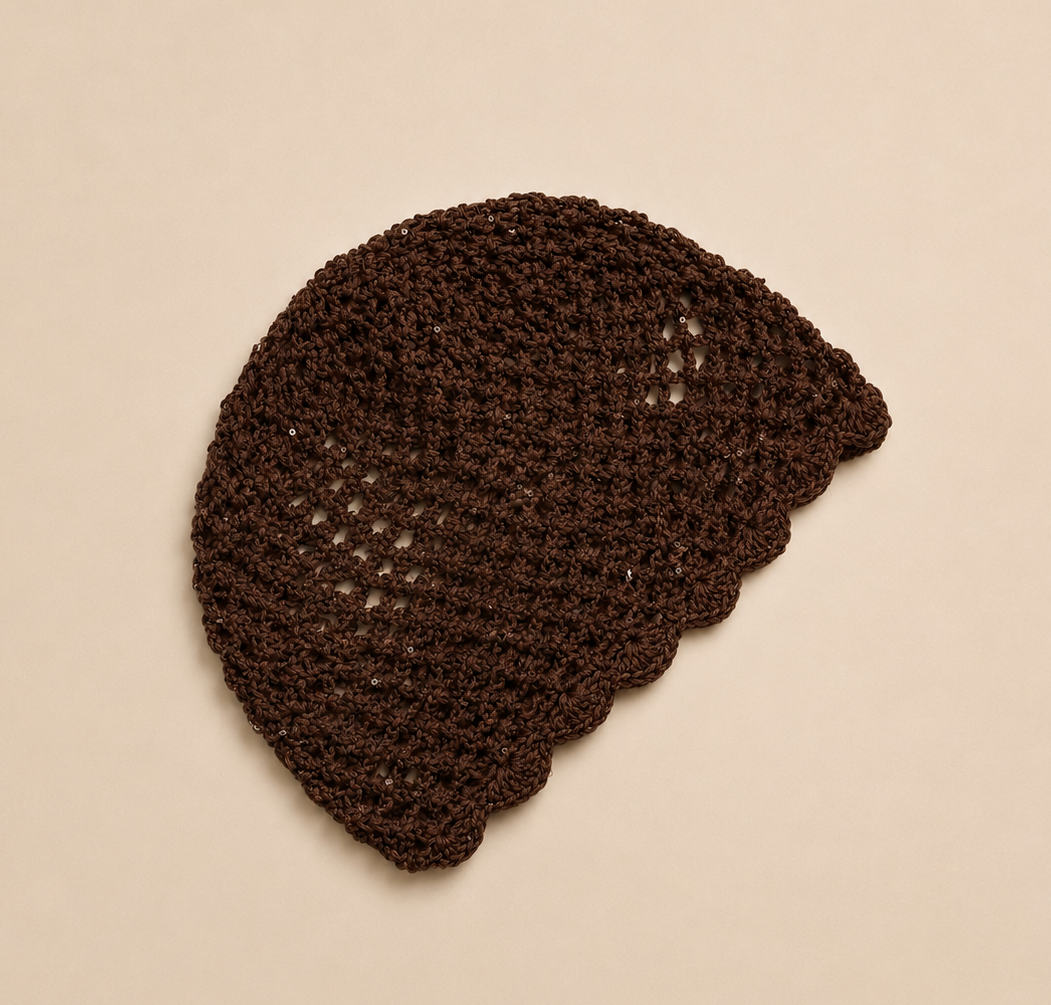 Casquete chocolate con sutiles lentejuelas en 100% algodón de moda
