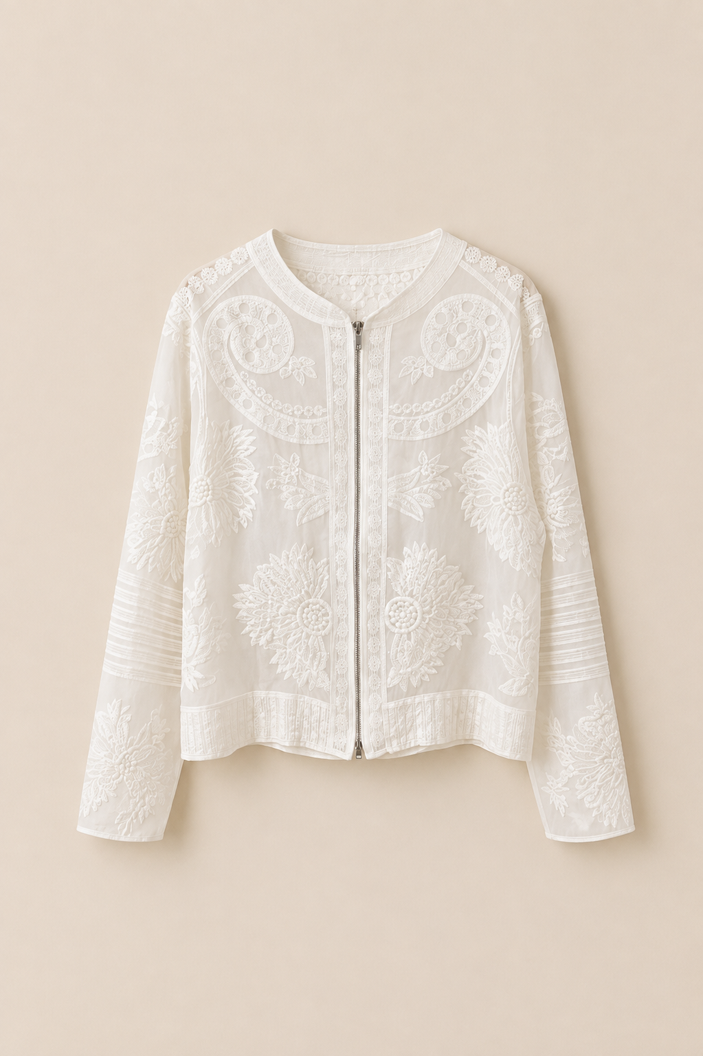 Chaqueta semi transparente realizada en 100% de algodón con bordados en color blanco. 