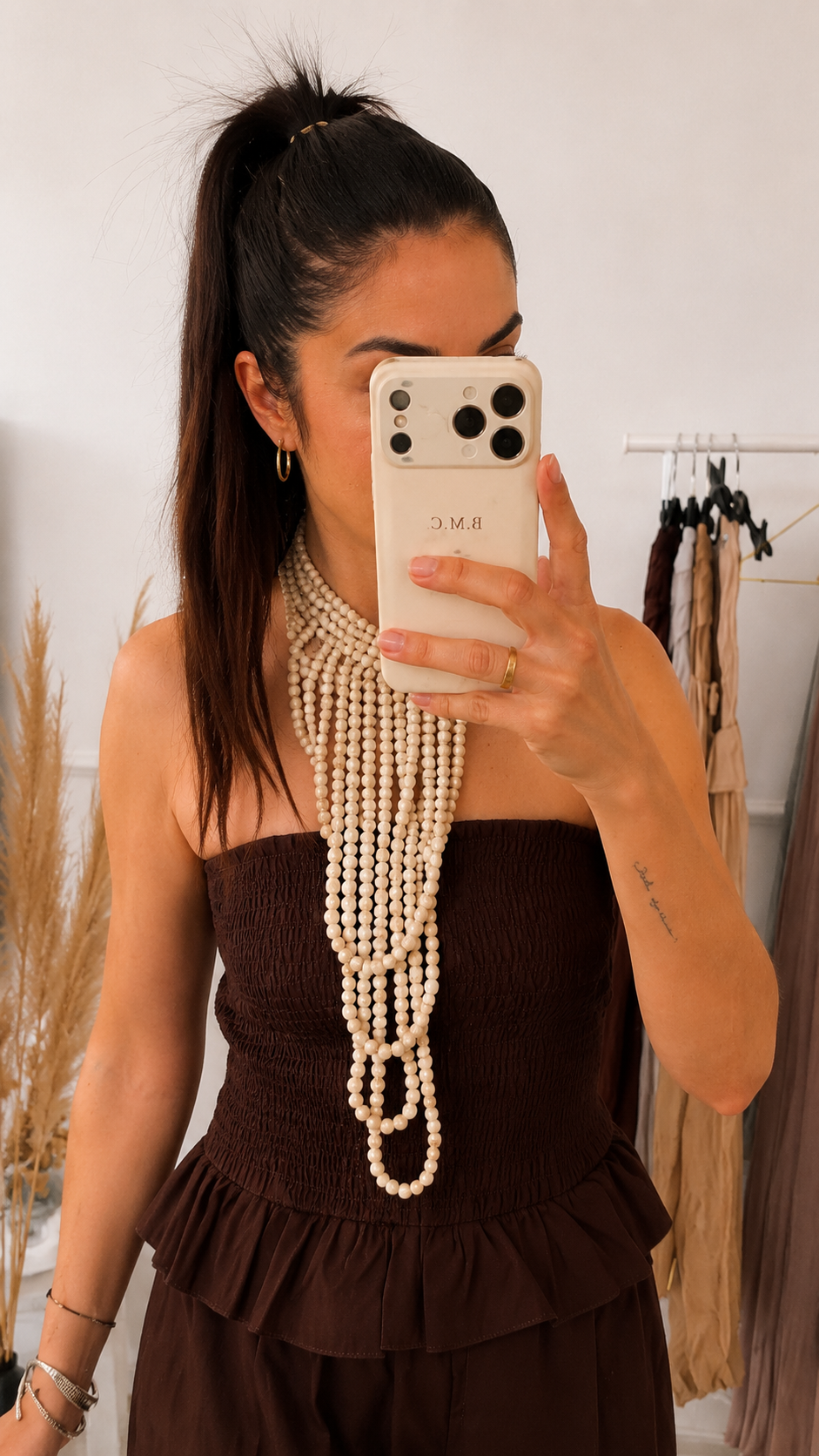 Modelo luciendo el Collar Cascada de cuentas crema, collar statement de múltiples hilos
