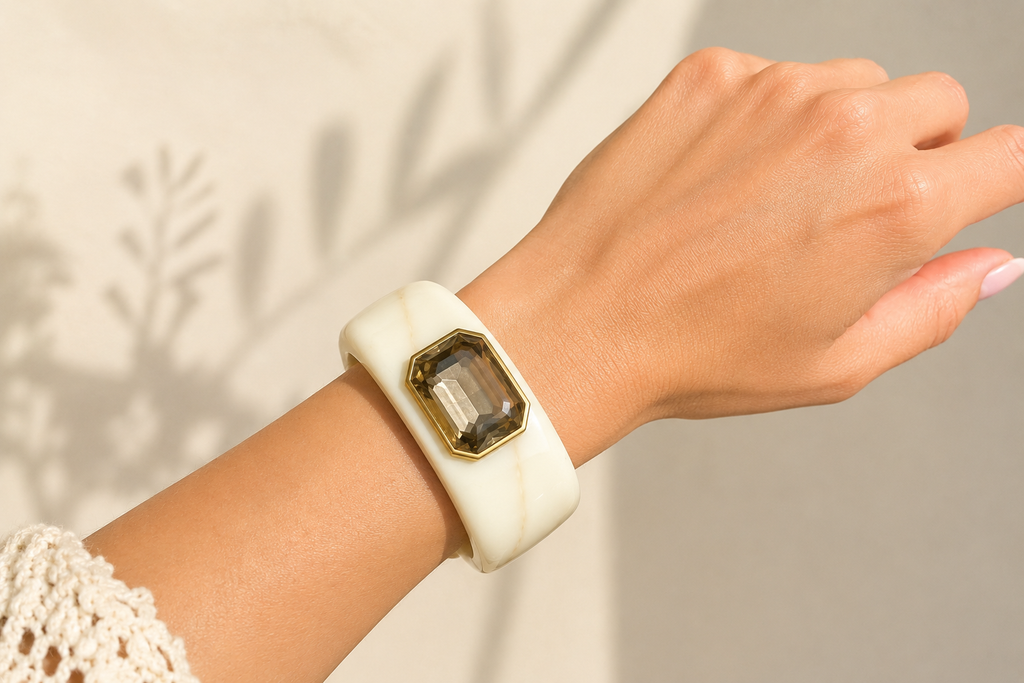 brazo de mujer con Pulsera acabado nacar marmoleada y piedra afacetada