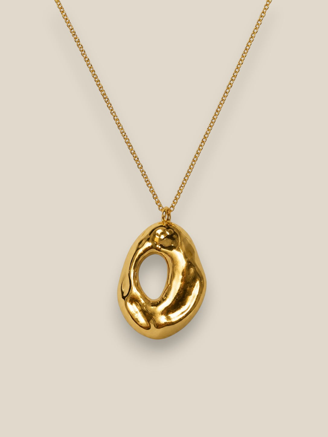 "Collar Elara de acero inoxidable bañado en oro de 18K con diseño sofisticado