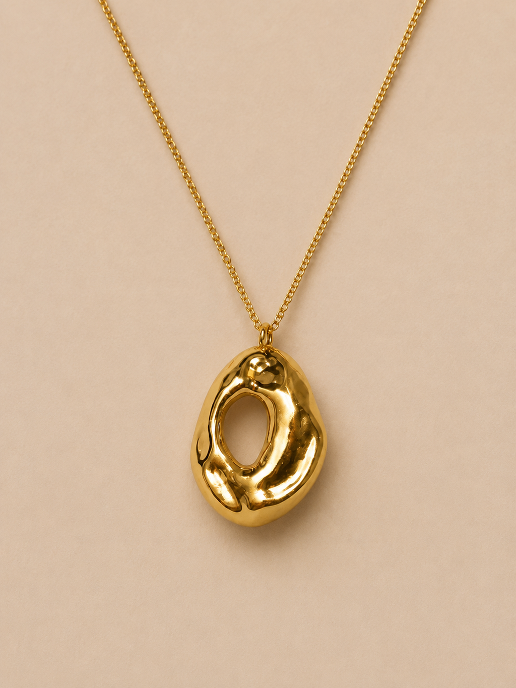 Collar Elara de acero inoxidable bañado en oro de 18K con diseño sofisticado