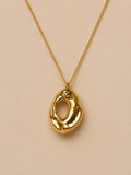Collar Elara de acero inoxidable bañado en oro de 18K con diseño sofisticado