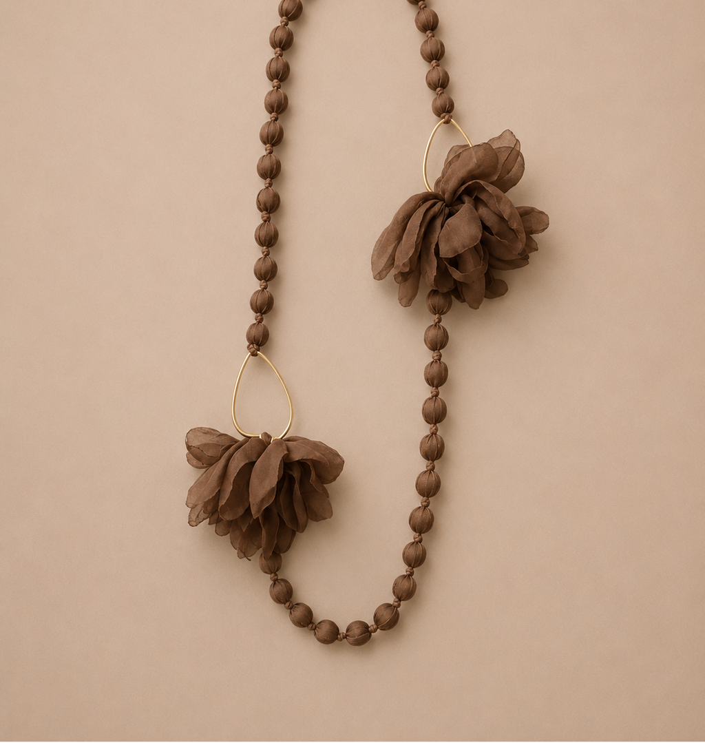 Collar artesanal de tela de seda con motivo floral 