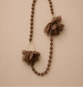 Collar artesanal de tela de seda con motivo floral 