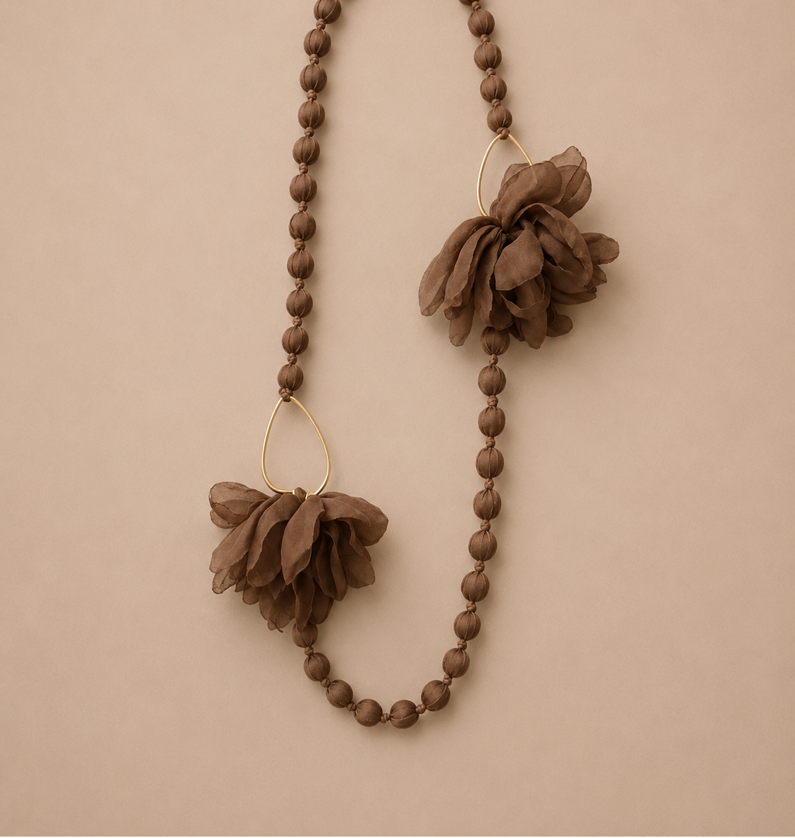 Collar artesanal de tela de seda con motivo floral 