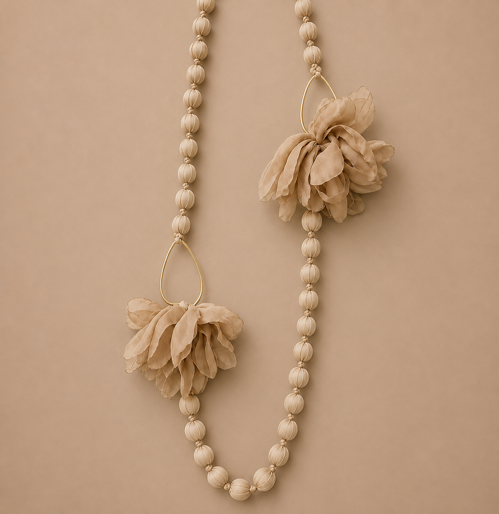 Collar artesanal de tela de seda con motivo floral beige