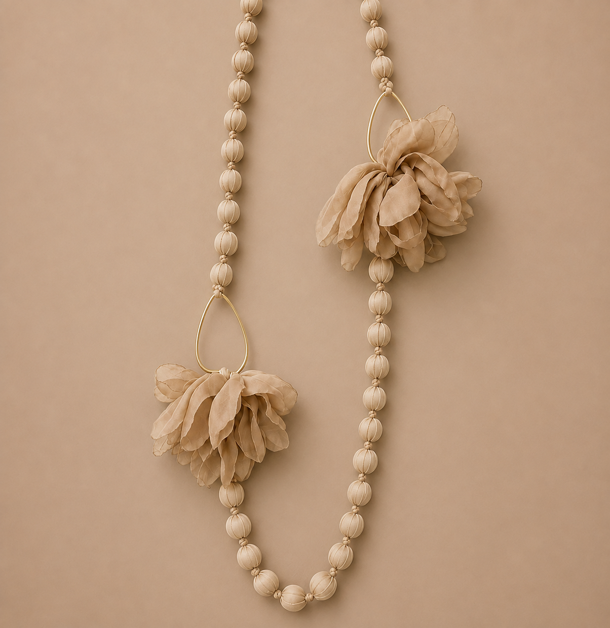 Collar artesanal de tela de seda con motivo floral beige