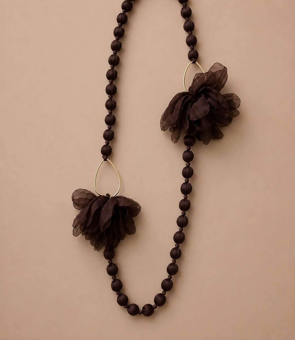 Collar artesanal de tela de seda con motivo floral chocolate