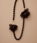 Collar artesanal de tela de seda con motivo floral chocolate