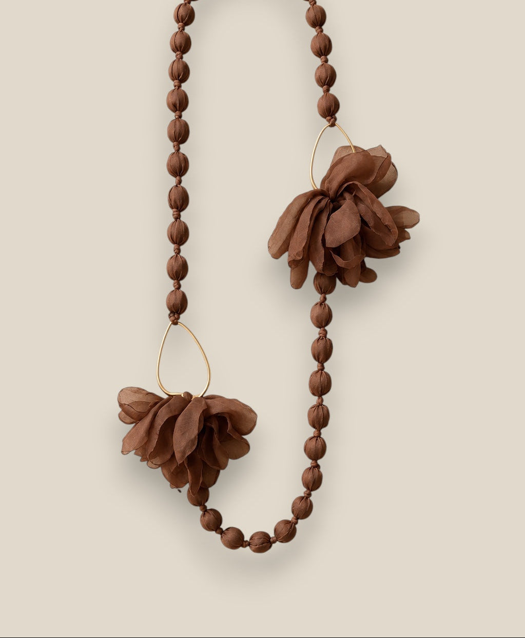 Collar artesanal de tela de seda con motivo floral en tonos suaves