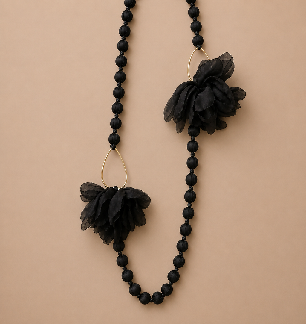 Collar artesanal de tela de seda con motivo floral negro