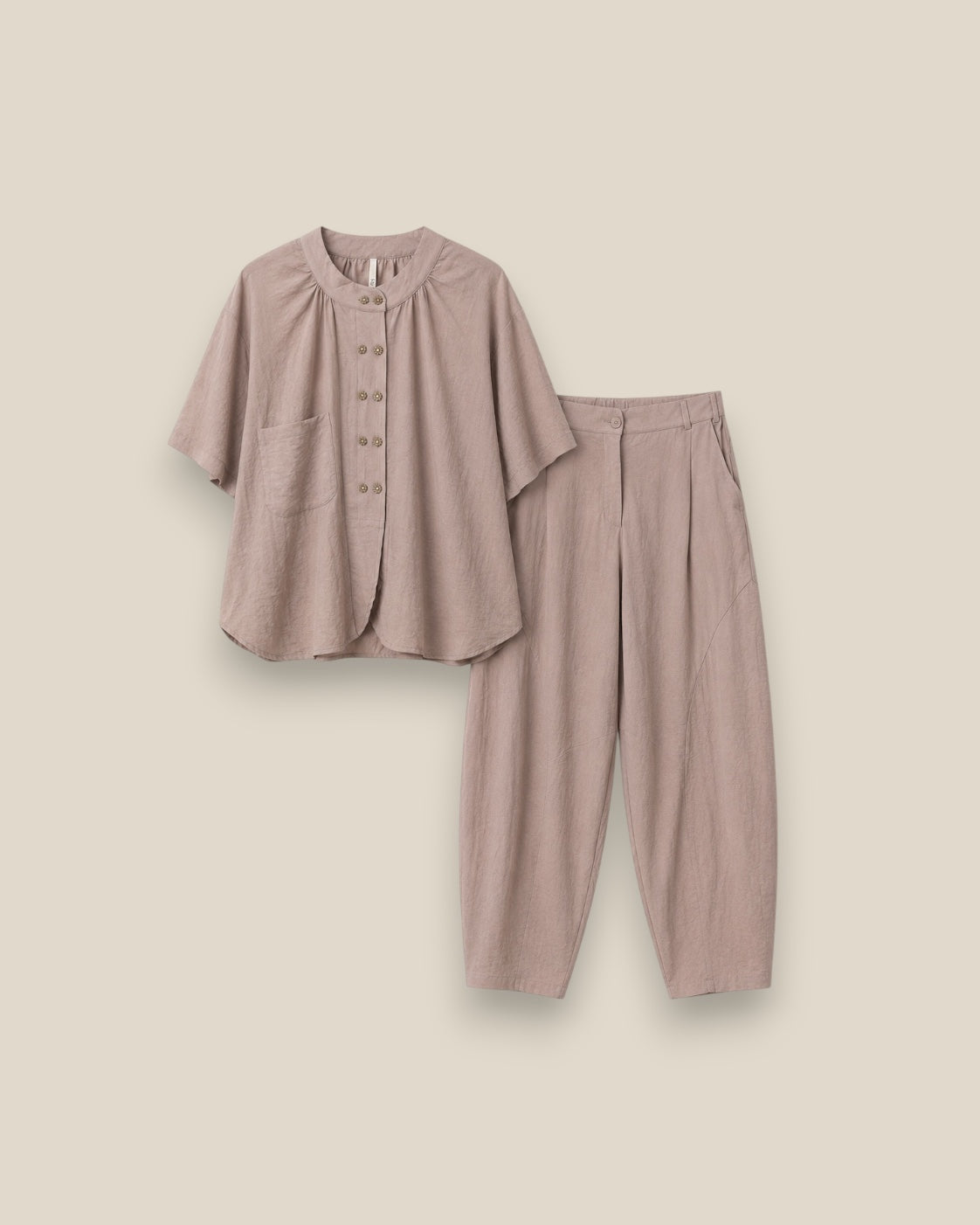 Conjunto Akira Taupe en tejido Tencel-Lino, color taupe, vista completa del conjunto femenino sostenible