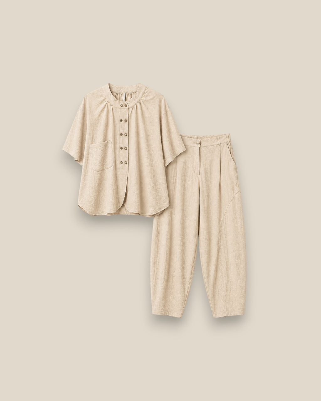 Conjunto Akira beige en tejido Tencel-Lino, color taupe, vista completa del conjunto femenino sostenible