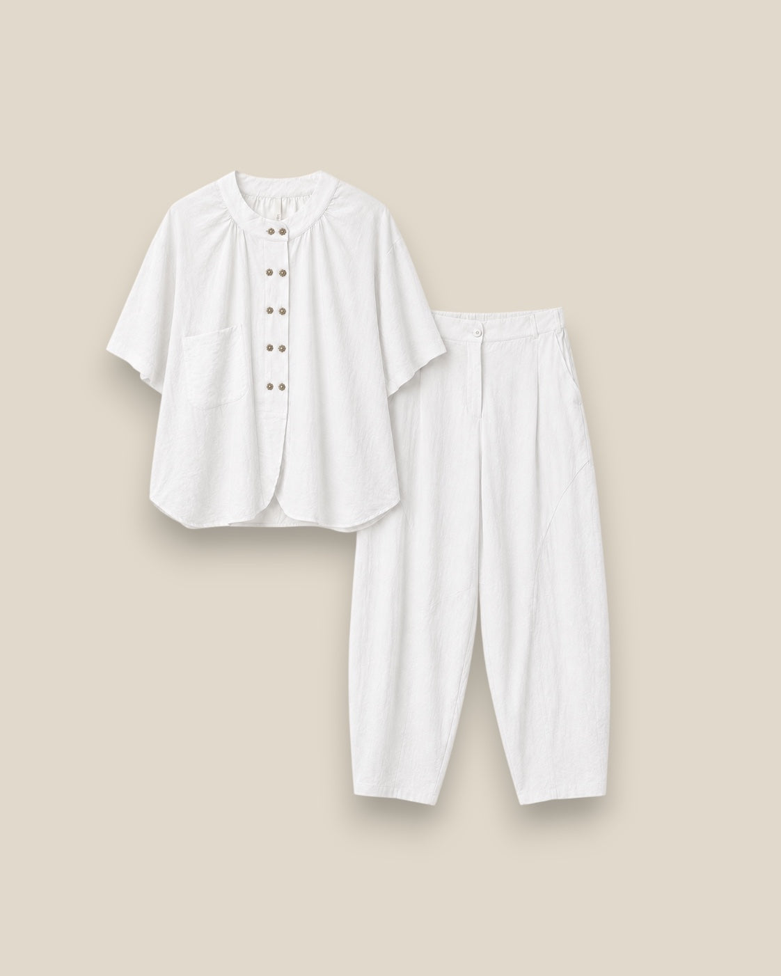Conjunto Akira blanco en tejido Tencel-Lino, color taupe, vista completa del conjunto femenino sostenible