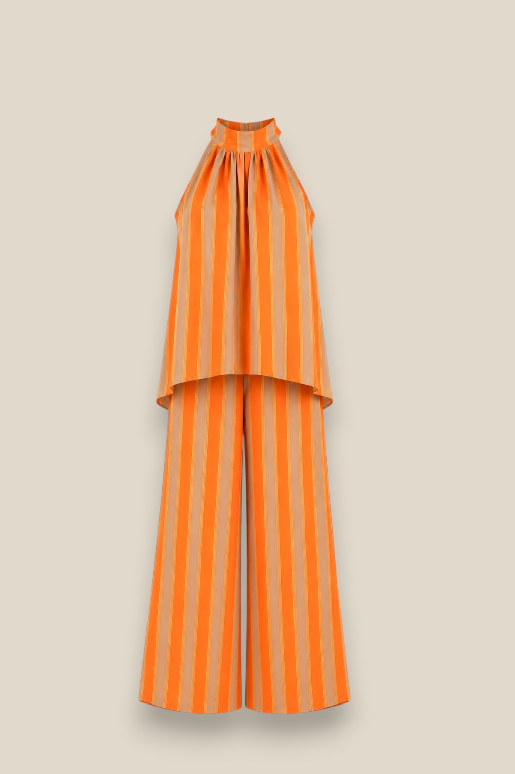 Conjunto Bali de algodón con rayas verticales naranja y arena, top halter con lazada en la espalda y pantalón ancho con bolsillos, sobre fondo beige