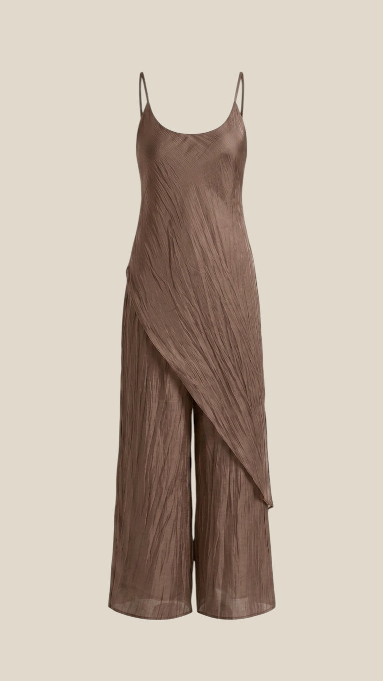 Conjunto Duna en tono marrón taupe con tela de transparencia sutil, vista completa del diseño