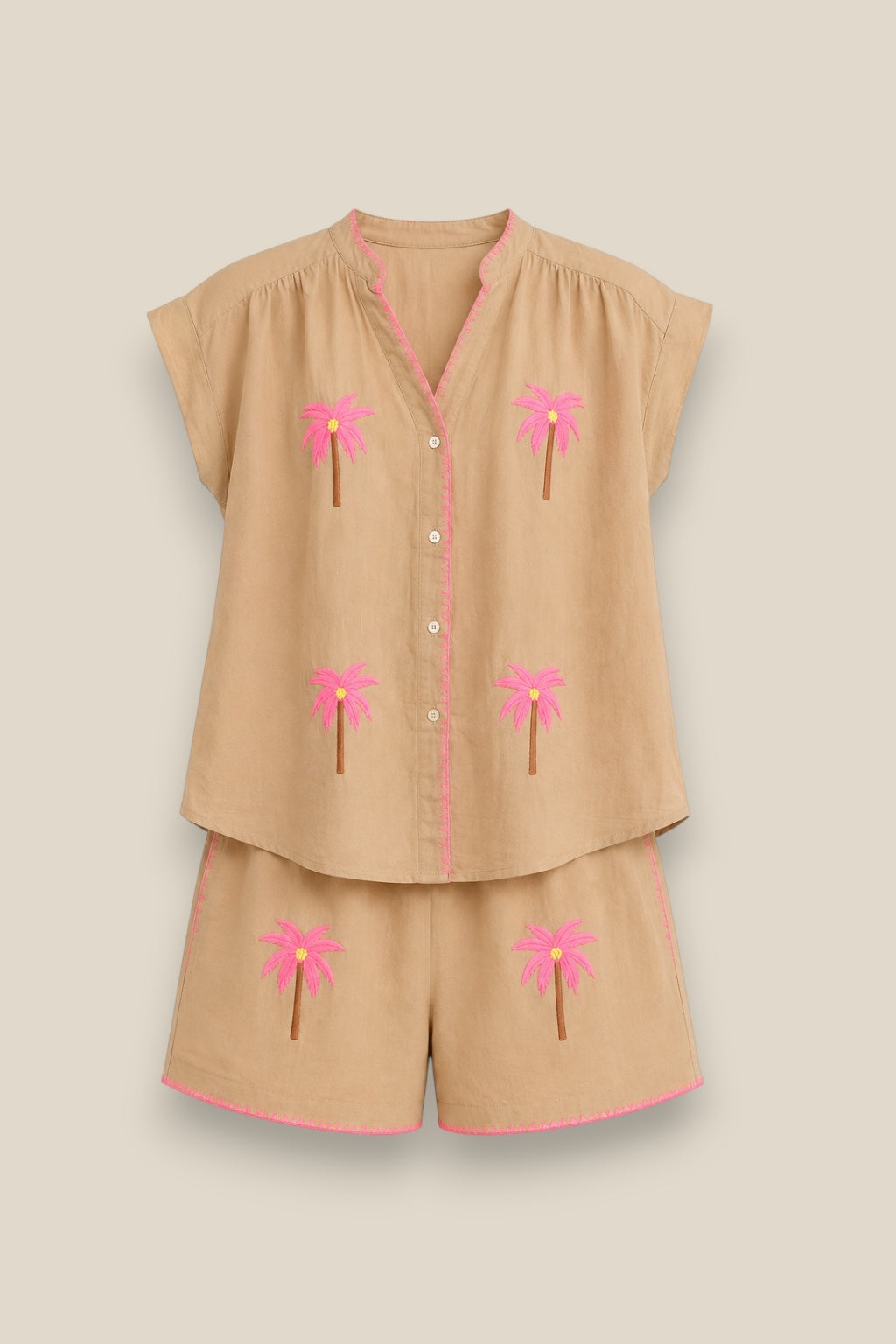 Conjunto Menorca arena: camisa y short de algodón con palmeras bordadas a mano en rosa flúor