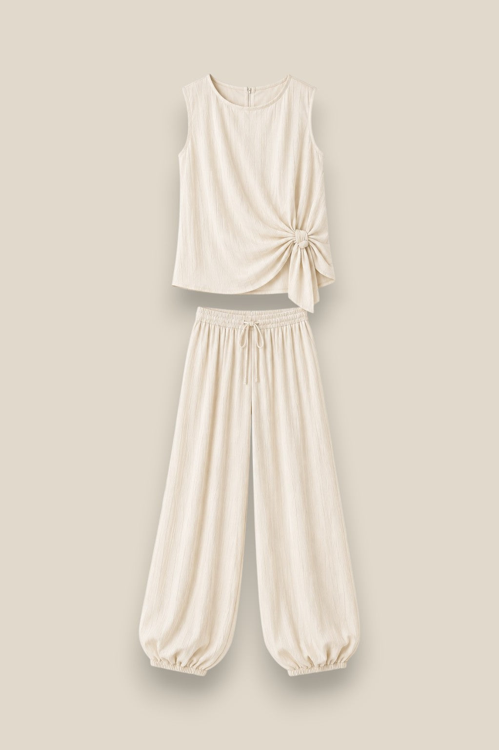 Conjunto SORA en color beige.  top sin mangas con lazada lateral y pantalón bombacho de tela fluida. Talla única S-XL