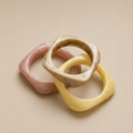 Conjunto de pulseras Resina Dalia en rosa suave, detalle de varias unidades