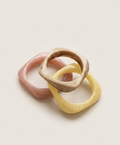Conjunto de pulseras Resina Dalia en rosa suave, detalle de varias unidades apiladas
