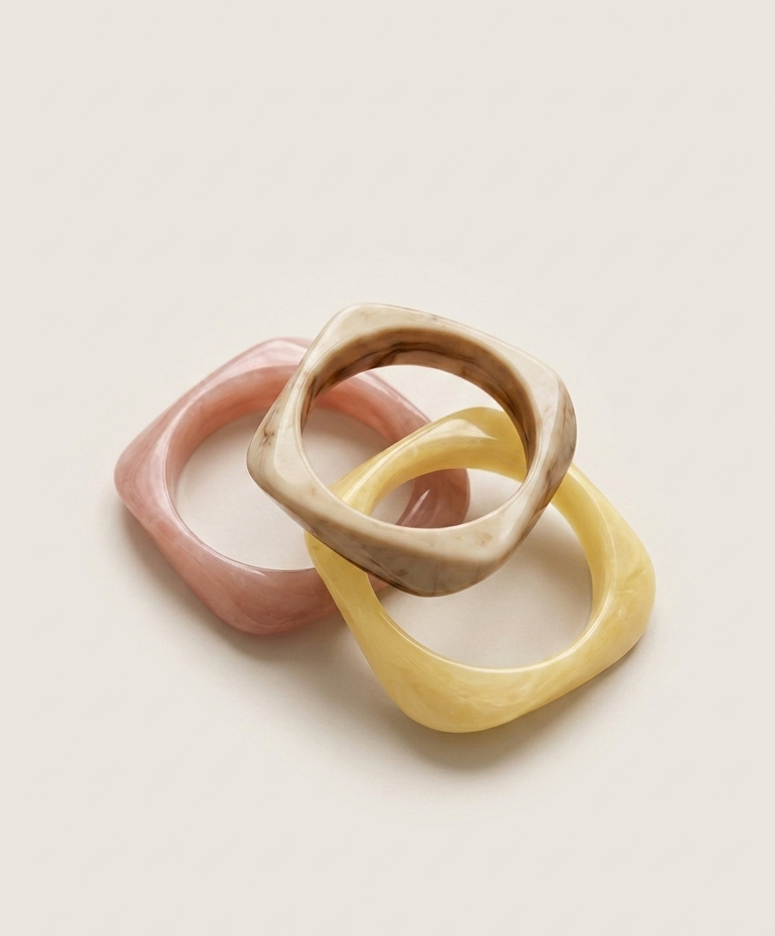 Conjunto de pulseras Resina Dalia en rosa suave, detalle de varias unidades apiladas